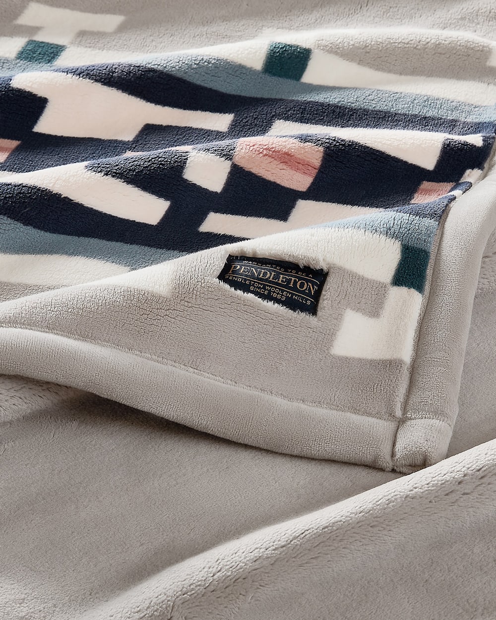 PENDLETON PLUSH REVERSIBLE THROW