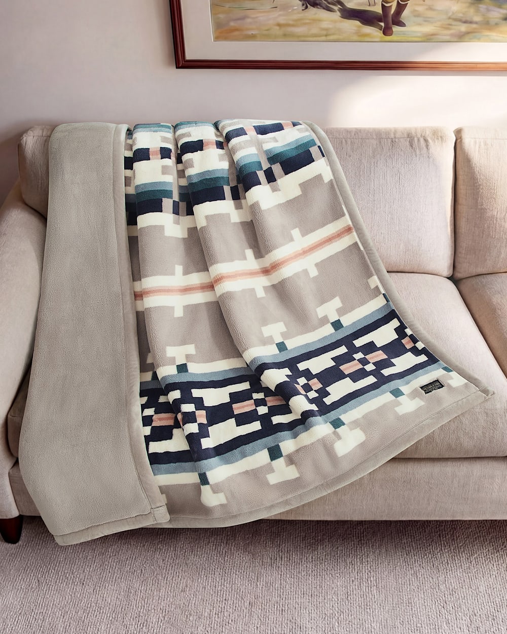 PENDLETON PLUSH REVERSIBLE THROW