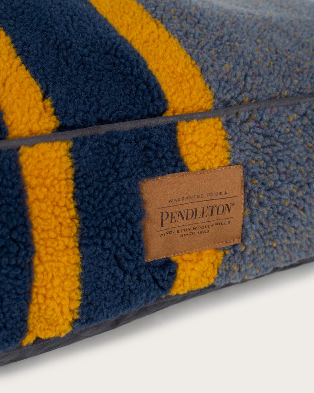 PENDLETON YAKIMA CAMP PET BED - NAPPER