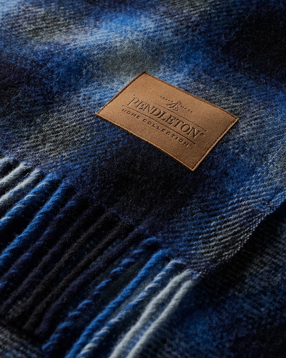 PENDLETON MOTOR ROBE THROW WITH LEATHER CARRIER